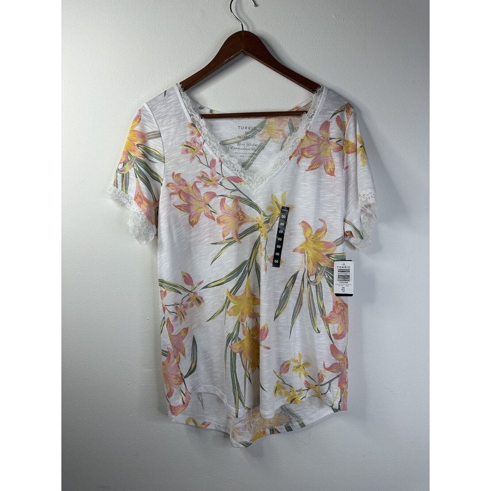 Torrid Classic Fit Tee Size 00 Floral V Neck Lace Trim Neck and Sleeve Shirt Top